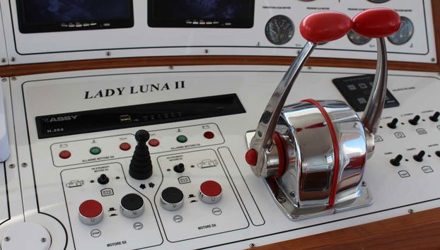 Contemplez les commandes du navire