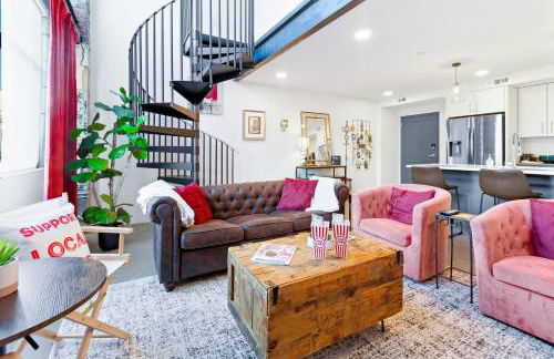 Theatre Retreat 2 Bedroom Loft - 1 Blk from Theatres - Foto 1