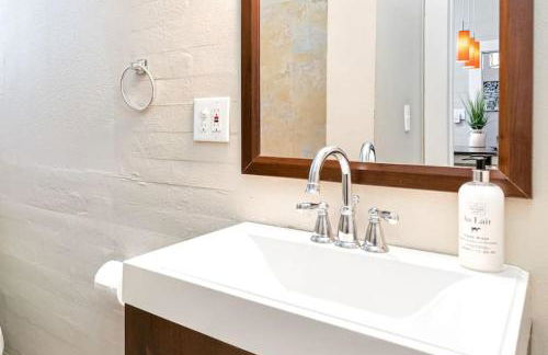 Charming and Historic Bungalow Near All - Foto 24