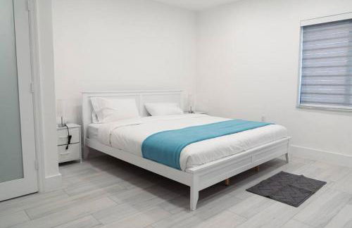 Luxury Retreat 3B ,2Ba POOL , Coral Gables Center - Photo 10