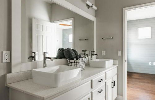 Modern 2-Story Cowboy Pool Home with King Beds Walk to 6th St & Rainey Street - Foto 30