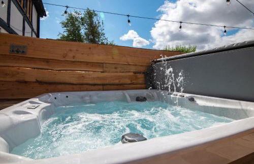 Bramble Cottage - Cosy 2 Bed With Deluxe HOT TUB & Log Burner - Photo 4