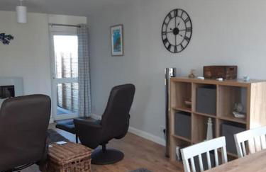 The Getaway - Modern 2 Bedroom Brixham Bungalow with sea peeps - Photo 16