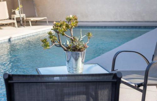 Stunning 4 Bedroom 1 Level- Pool, Spa, Grass Yard, Fire Pit, Garage, BBQ - Foto 5