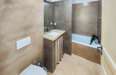 2 Bedroom Awesome Home In Saint-Laurent-De-La-Ca - Foto 17