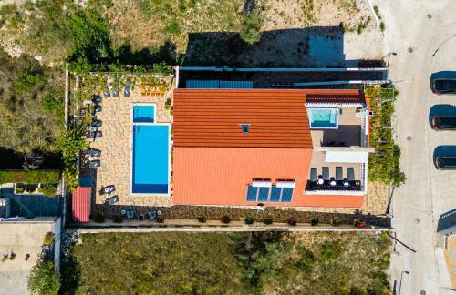 La Perla Apartments - Photo 4