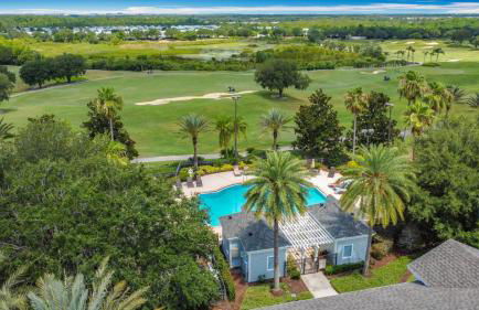 3-BR Condo with Dreamy Balcony Views, Walk to Pool - Foto 62