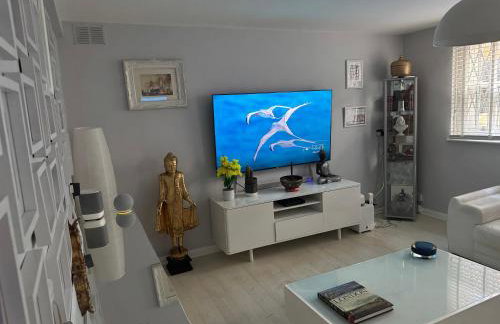 STUNNING GARDEN APARTMENT Central Exclusive Self Catering With Free Off Road Parking By Flat & Wiffi Beautifully Secluded 3 mins From All Amenities THIS IS A HOME NOT A HOTEL - Photo 22