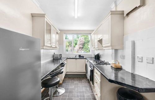 HILLTOP PLACE SUITES 5 beds for CONTRACTORS and FAMILIES near MEADOWHALL with FREE PRIVATE PARKING - Foto 19