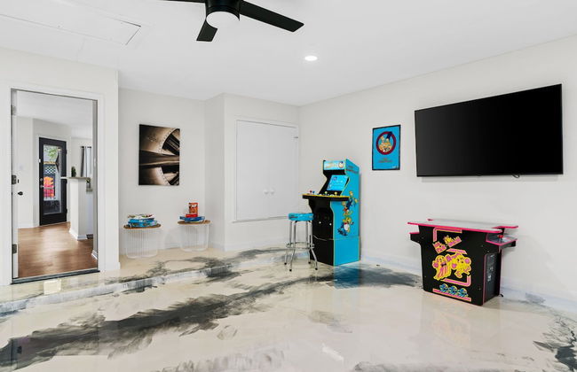 High End Home w Pool Hot Tub Gameroom - Photo 45