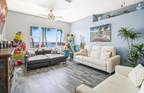 Game Room Theater Luxurious Waterfront Retreat - Photo 43