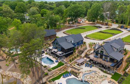 Blue Heron & Gray Fox by Avantstay 2 Lakefront Homes, Sleeps 44 Pool, Dock, Theater - Foto 2