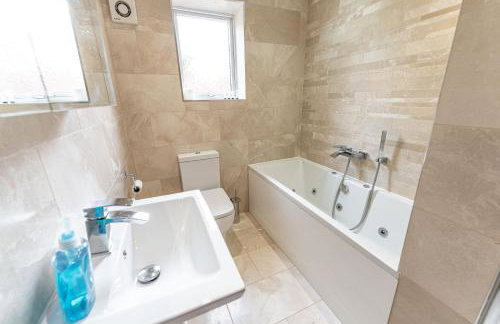 Large Home near Edgbaston Stadium, UOB & QE hospital sleeps 6 - Foto 23