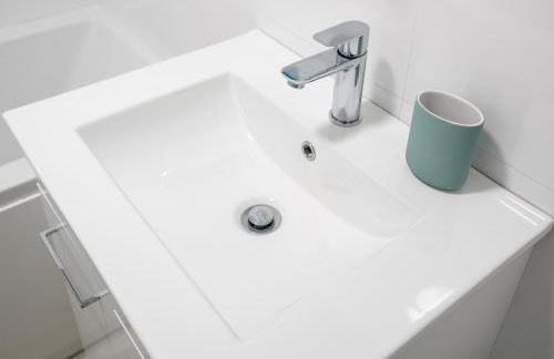 Dunstable 3-Bed House Sleeps 6 Driveway Parking Near Town Centre & Transport Links Close to Whipsnade Zoo Ideal for Families & Contractors - Photo 16