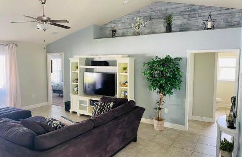 Gone Coastal! Large Heated pool home 30 min from beaches! - Foto 11