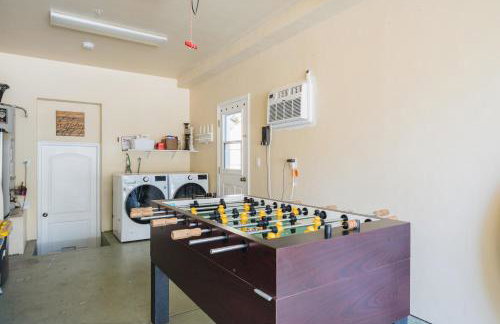 Lavender & Vine - Downtown Retreat with Hot Tub and Fire Pit! - Foto 17