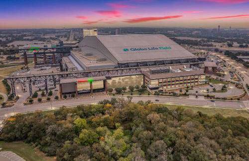 Cozy 2BR Farmhouse Apt - Sleeps 8 - FREE Parking! - Photo 41