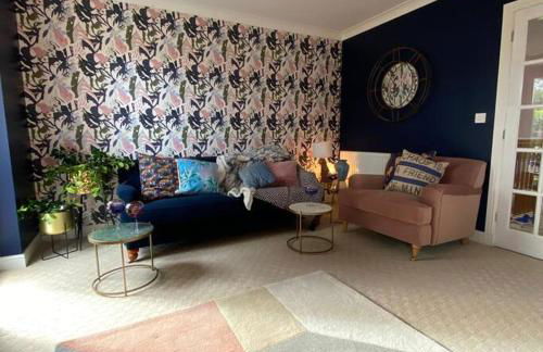 Luxury 4-5 Bed Home with Games Room and Balcony - Foto 4