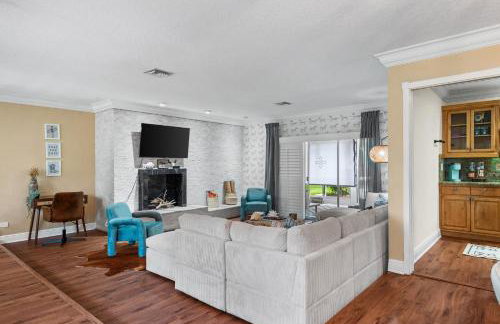 Centrally Located 4BD Oasis with Pool & Movie Patio - Foto 40