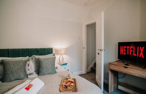 Spacious 4-bed Ample Parking Fast WiFi Contractor Family Friendly - Photo 17