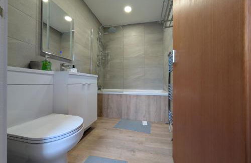 Numero Uno Ensuite 3BR Flat Hot Tub Wifi Parking Contractor and Group Friendly - Foto 5