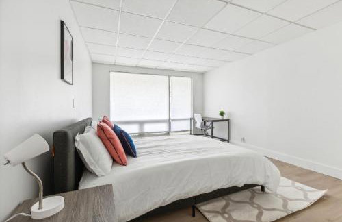 East 120 I Modern Refinished Apt Downtown I Gym - Foto 9