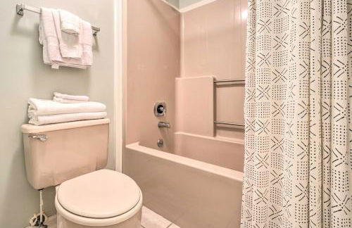 Deck with Fireplace Pet-Friendly Lake Lure Retreat - Foto 29