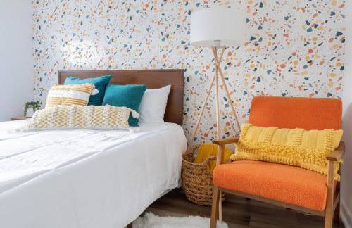 Retro Retreat: 1br home w/ WFH desk, livingroom, and fire pit - Foto 16