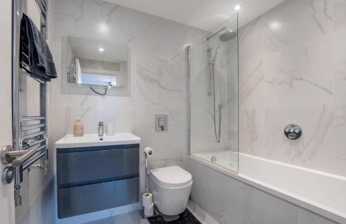 Stylish 2BR Apartment With Balcony Next To Station - Foto 19