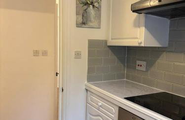 Small two Bed Apartment on a Private Road - Foto 7