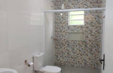 casa 700m da praia, ideal para família, 3 quartos , piscina, ar condicionado, churrasqueira, wi fi, estacionamento, até 10 pessoas, - Foto 10