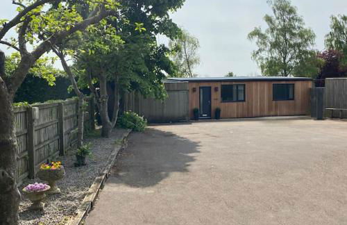 Larks Leaze Lodge, Steeple Ashton, Wiltshire - Photo 17