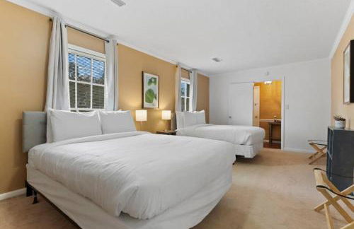 Large Fenced Yard near Midtown- Shamrock Stay - Foto 10