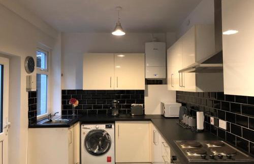 Comfortable Home From Home Bolton Central - Sleeps - 10 - Foto 8