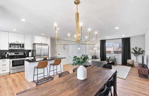 Spacious and Cozy 5 Bed 3 Bath Vacation House W 2 King 3 Queen! Sleep 12! 15Min to Red Rocks - Foto 1