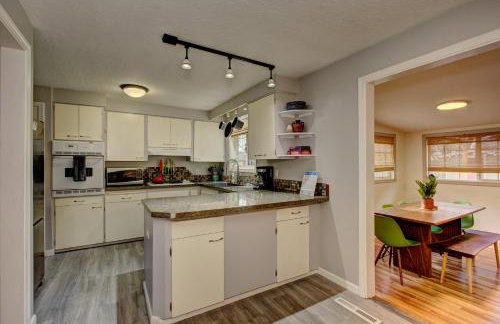 Sunset Home perfect for extended stays with fully fenced in yard, designated office, two living rooms, located across from Boise Foothills and close to Bogus Basin in Boise's North End - Photo 32