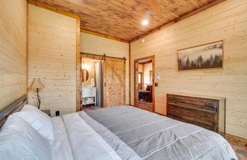Hot Tub & Mtn Views: Pet-Friendly Englewood Cabin - Photo 14