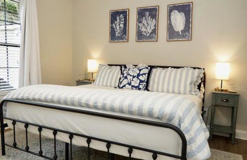 Gritz & Giggles, Where Southern Charm Meets Belly Laughs - Foto 27