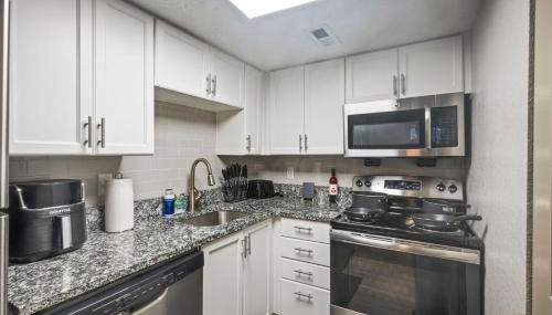 King Bed 5 min walk Truist Park The Battery - Foto 3