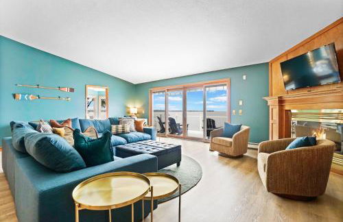 6BR Houghton Lake House with Indoor Pool, Hot Tub and Golf Simulator - Photo 4