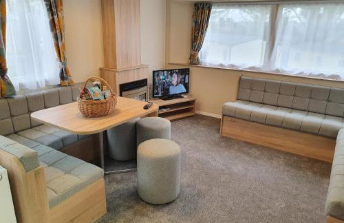 Cozy 3 bedroom Caravan, Sleeps 8, at Parkdean Newquay Holiday Park - Foto 2