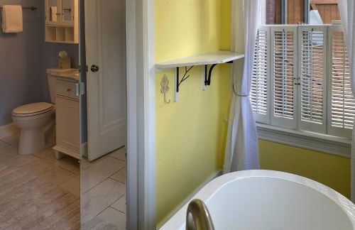 Charming home with pool, enclosed yard, patio & great Woodlawn Lake location - Foto 27