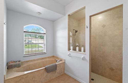 Tranquil & Spacious Family Retreat Swimming Pool - Foto 23