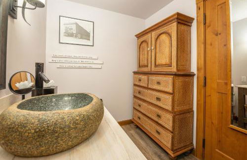 Studio Efficiency Unit with Balcony over Mountaineer Square condo - Foto 16