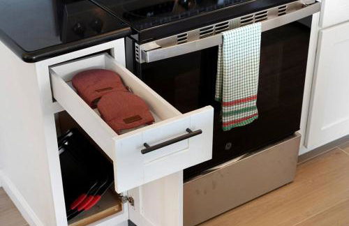 Mountain View 2BR 1 Bath Retreat with Private Lanai - Photo 9