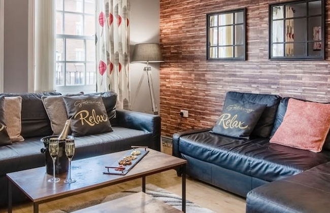 The Gathering Chester 3 Sleeps 14 Very Close to City Centre - Photo 1