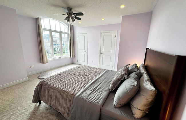 Spacious 4-Bedroom Retreat - Photo 4