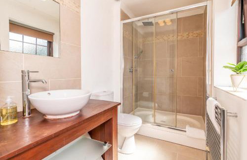 CENTRAL MK- 3Bed, 2 Bath house for LONG TERM CONTRACTOR Stays, free parking for 2 vehicles, DESK & GARDEN space managed by CHIQUE PROPERTIES LTD - Photo 8