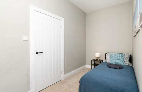 2 Bedroom Flat - Free Parking - by Holiday Homes - Foto 13