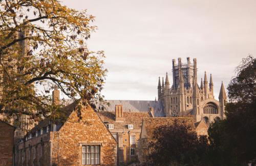 4x Bed Elegant Home with Parking - Photo 40